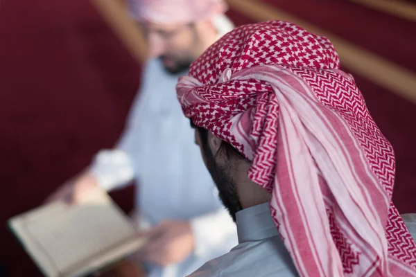 Groupe Musulmans Dans Une Mosquée Lisant Coran — Photo