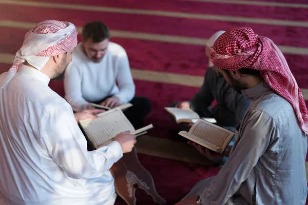 Skupina Muslimských Lidí Mešitě Čtení Koránu — Stock fotografie