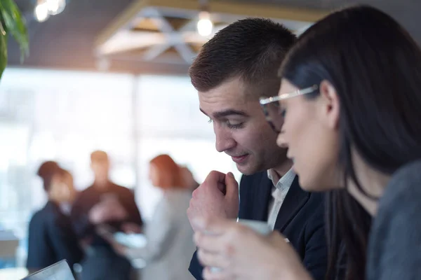 Dos Jóvenes Colegas Negocios Hombres Mujeres Conversando Sobre Nuevos Proyectos — Foto de Stock