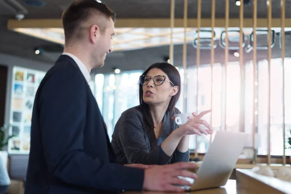 Dos Jóvenes Colegas Negocios Hombres Mujeres Conversando Sobre Nuevos Proyectos — Foto de Stock