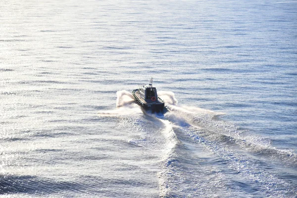 Yate Vela Con Pequeño Pontón Flotando Medio Calma Mar Turquesa —  Fotos de Stock
