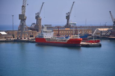 Limanda gemiler var. Büyük Gemi Gemileri ile Güzel Liman, İtalya, Avrupa. Civitavecchia