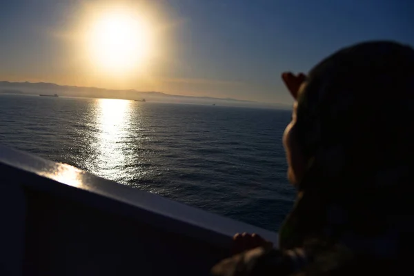 Viajes Lujo Yate Mujer Musulmana Joven Disfrutando Puesta Sol Cubierta —  Fotos de Stock