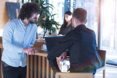 İş Arkadaşları modern kafe barında Planlama Çalışıyor 'u tartışıyor ve çalışıyor. Başlangıç Çeşitliliği Takım Çalışması Beyin Fırtınası Buluşma Kavramı.