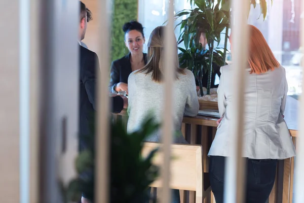 Business Team Munkatársak Megvitatása Munkatervezés Start Belül Modern Cafe Bar — Stock Fotó