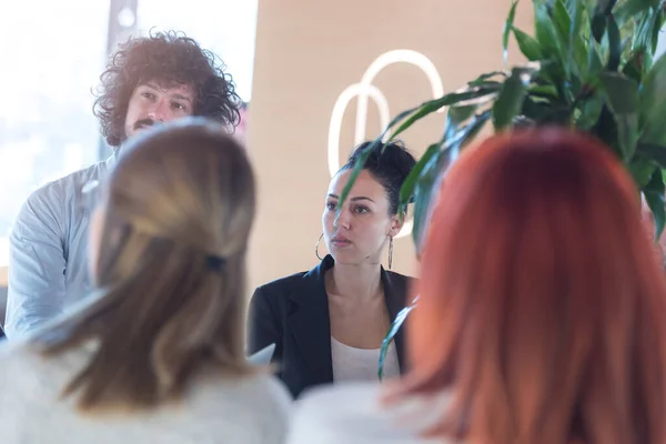 Equipo Empresarial Colaboradores Discutiendo Planificando Puesta Marcha Dentro Del Moderno — Foto de Stock