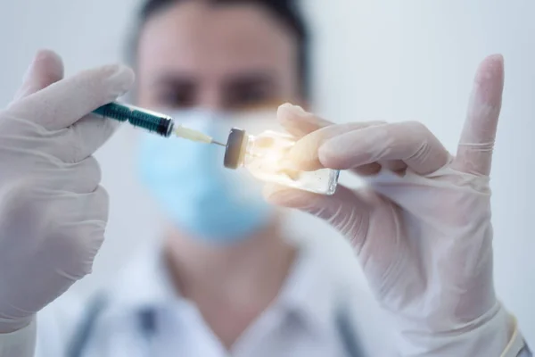 Médico Geral Vacinando Paciente Clínica Médico Dar Injecção Uma Idosa — Fotografia de Stock