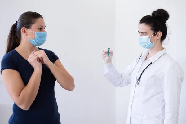 Médico General Vacunando Paciente Clínica Médico Inyectando Una Mujer Mayor —  Fotos de Stock