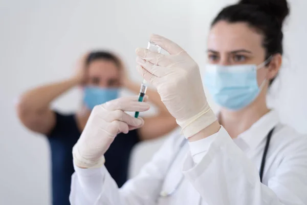 Médico Geral Vacinando Paciente Clínica Médico Dar Injecção Uma Idosa — Fotografia de Stock