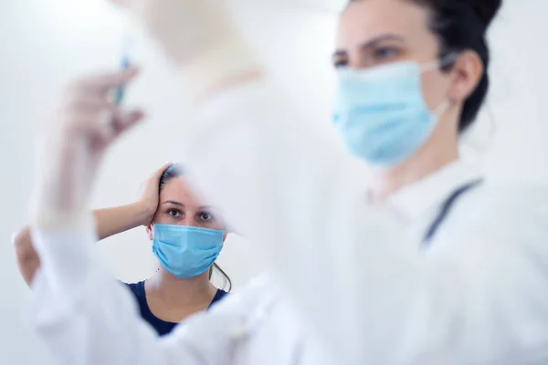 Médico General Vacunando Paciente Clínica Médico Inyectando Una Mujer Mayor —  Fotos de Stock