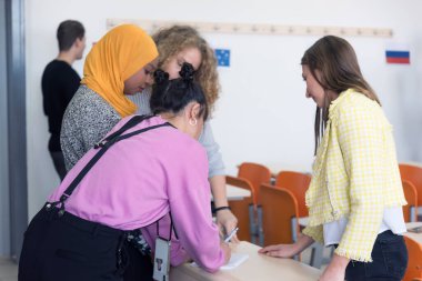 Birlikte çalışmak, kızlar ve erkeklerden oluşan bir takım okul çalışmalarını anlamak, fikirleri paylaşmak, meydan okuma kavramını çözmek için yaratıcı bir yaklaşım sunuyor.