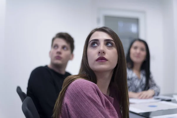 Estudando Juntos Equipe Meninas Caras Ajudando Eachother Com Compreensão Trabalho — Fotografia de Stock