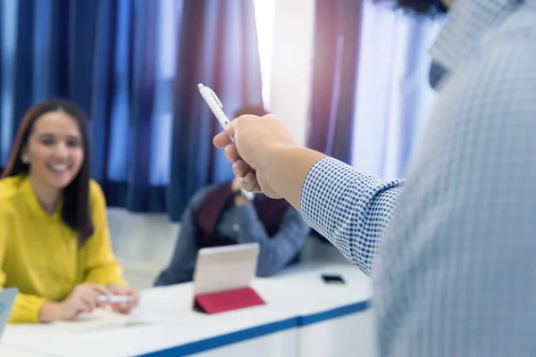 Universitaire Studenten Klas Met Een Leraar Die Hen Les Uitlegt Rechtenvrije Stockfoto's