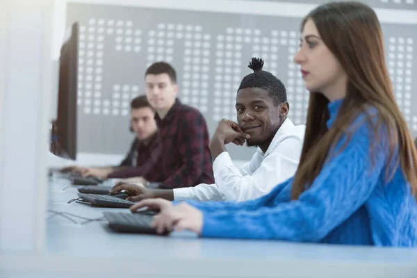 Workshop Aan Universiteit Groep Studenten Klas Met Computer — Stockfoto