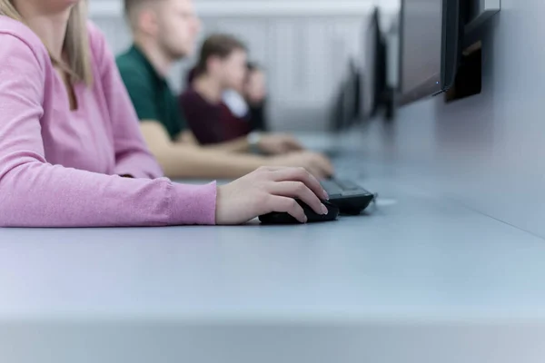 Laboratorio Informatico All Università Gruppo Studenti Classe Con Computer — Foto Stock