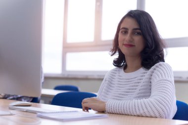 Bilgisayar laboratuarında çalışan güzel bir bilgisayar öğrencisi. Profesörlerinden kız öğrenci dinleme dersi. Eğitim ve teknoloji kavramı.