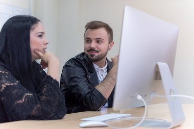 Bilgisayar laboratuvarlarında çalışan bir grup muttietnik bilişim öğrencisi. Profesörlerinden bir grup öğrenci dinleme dersi. Eğitim ve teknoloji kavramı.