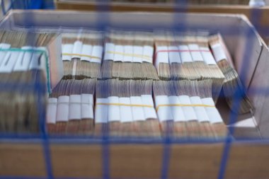 İçi para dolu karton kutular hazine dairesinde bir kafeste saklanıyor..