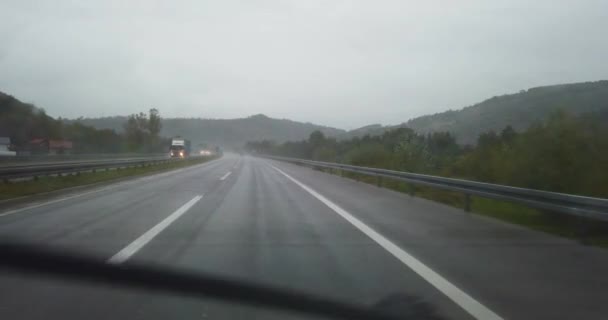 Widok Autostradę Deszczową Przedniej Szyby Samochodu — Wideo stockowe