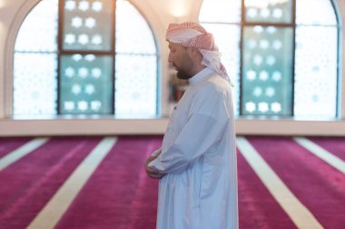 Müslüman erkek Ramazan sırasında modern yeni camide namaz kılıyor