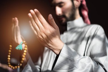 Müslüman erkek Ramazan sırasında modern yeni camide namaz kılıyor