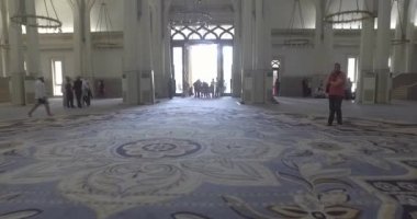 Camide namaz kılan insanların görüntüleri.