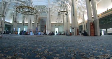 Camide namaz kılan insanların görüntüleri.