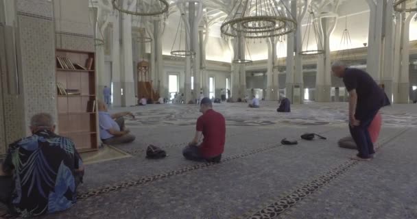 Πλάνα Ανθρώπων Που Προσεύχονται Στο Τζαμί — Αρχείο Βίντεο