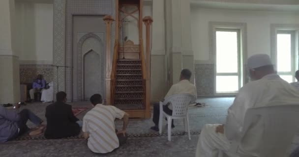 Aufnahmen Von Menschen Die Der Moschee Beten — Stockvideo