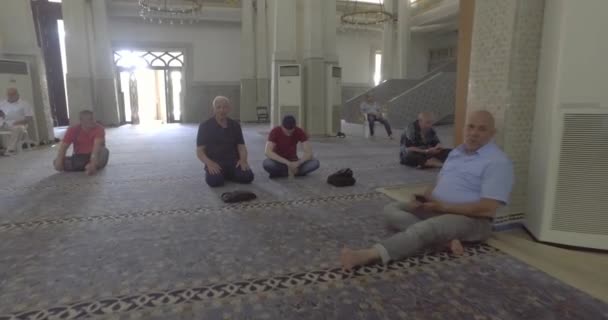 Felvétel Emberek Imádkoznak Mecsetben — Stock videók