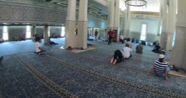 Felvétel Emberek Imádkoznak Mecsetben — Stock videók