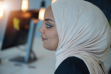 Genç Müslüman Afrikalı Amerikalı iş kadını lider olarak iş başında. Takım çalışması ve çok ırklı konsept