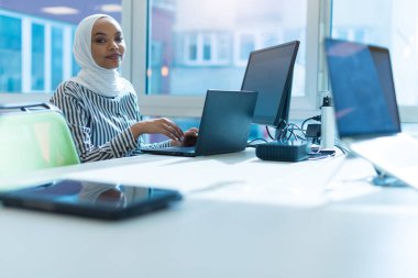Genç Müslüman Afrikalı Amerikalı iş kadını lider olarak iş başında. Takım çalışması ve çok ırklı konsept
