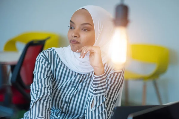 Joven Musulmana Mujer Negocios Afroamericana Como Líder Trabajo Trabajo Equipo —  Fotos de Stock