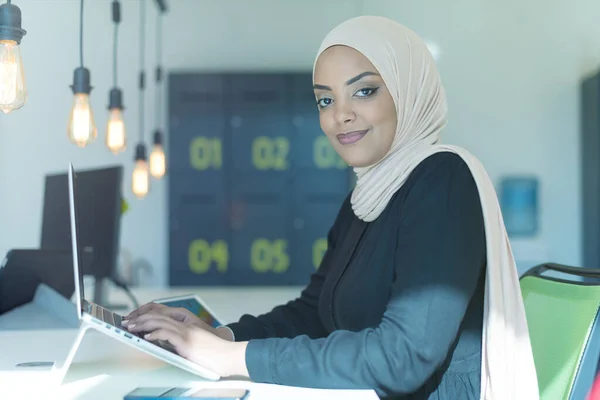 Young Muslim African American Business Woman Leader Work Teamwork Multiethnic — Stockfoto