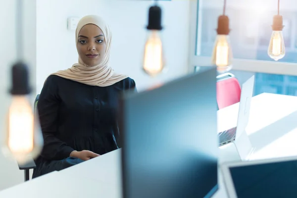 Joven Musulmana Mujer Negocios Afroamericana Como Líder Trabajo Trabajo Equipo —  Fotos de Stock