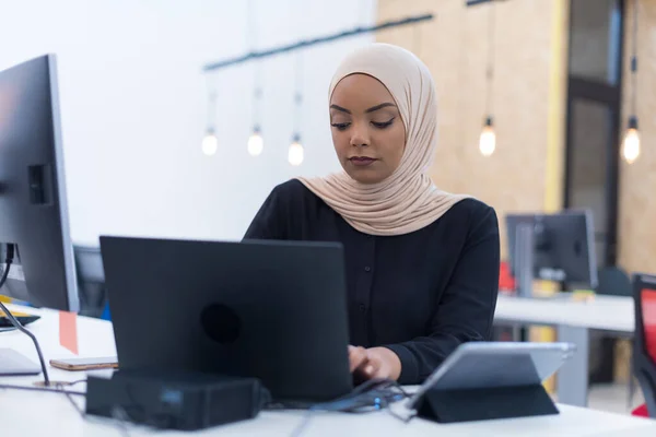 年轻的穆斯林非洲裔美国女商人在工作中担任领导 团队精神和多族裔概念 — 图库照片