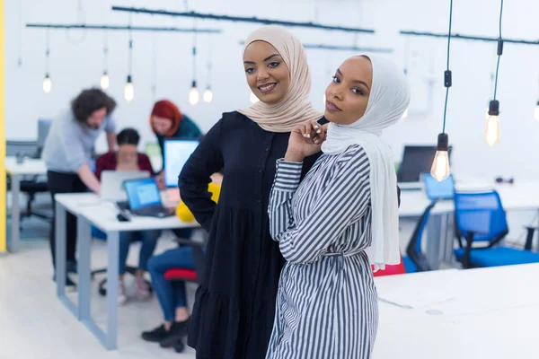 Bedrijfsruimte Twee Afro Amerikaanse Zakenvrouwen Die Tijdens Hun Werk Hun — Stockfoto