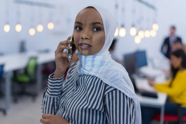 Schöne Afrikanische Unternehmensmitarbeiterin Die Mit Dem Handy Spricht Glückliche Afrikanisch — Stockfoto