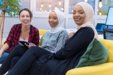 Modern açık alan ofisinde birlikte çalışan yaratıcı, çok ırklı iş adamları grubu.