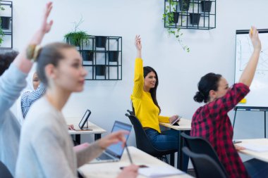 Bir grup insan sunum konuşmasını dinliyor ve yaratıcı ofiste birlikte çalışıyor ve iletişim kuruyorlar.