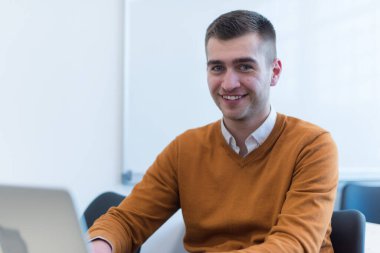 Genç işadamı sunum konuşmasını dinliyor ve yaratıcı ofiste birlikte çalışıyor ve iletişim kuruyor.