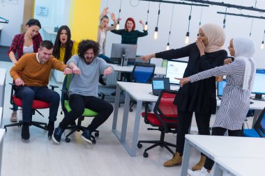 Yaratıcı ofis çalışanları, ofis içi işleri sırasında birbirleriyle şakalaşmak için birlikte çalışırlar. başarılar ve rekabet iş konsepti