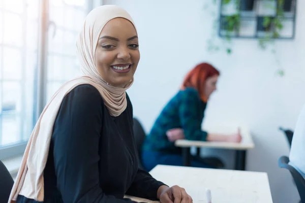 Mujer Negocios Musulmana Africana Que Usa Hijab Escuchando Clase Educativa — Foto de Stock