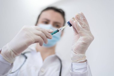 Kadın doktor Coronavirus COVID-19 aşısını hazırlıyor.