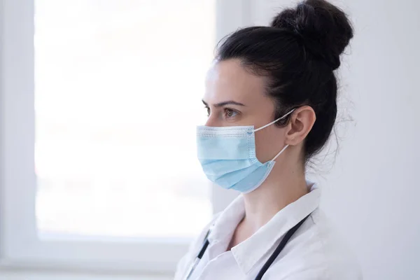 Medico Donna Premuroso Piedi Con Mani Tasca Mentre Guardando Attraverso — Foto Stock