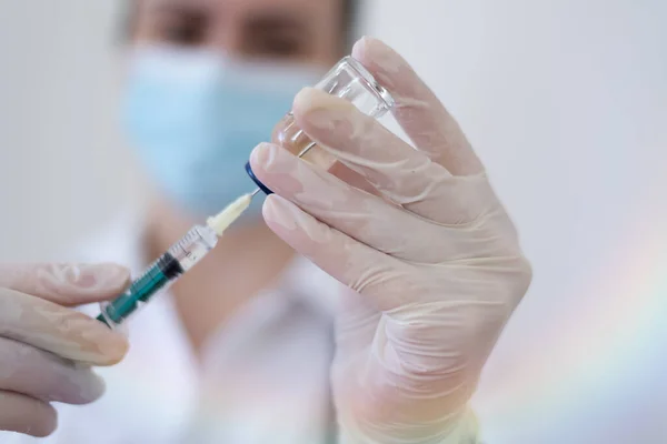 Doctora Que Prepara Vacuna Covid Contra Coronavirus —  Fotos de Stock