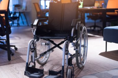 Boş tekerlekli sandalye ofise park edilmiş. Engelli konsepti