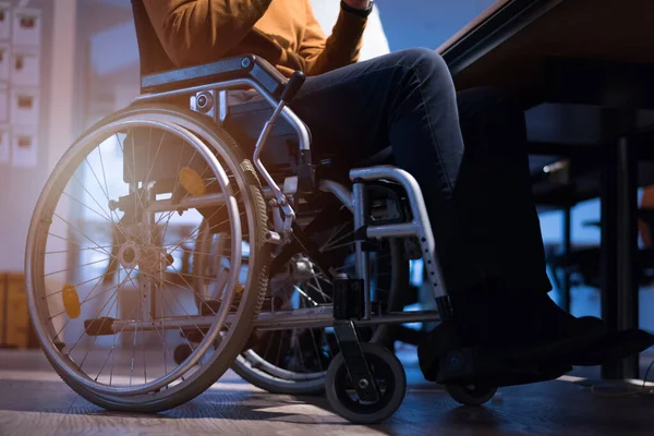Tekerlekli Sandalyedeki Genç Işadamı Modern Işyerinde Bilgisayar Laptopu Kullanıyor — Stok fotoğraf