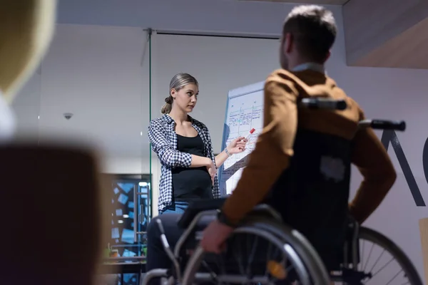 Офисные Работники Инвалиды Инвалидной Коляске Обсуждают Деловые Моменты Современном Офисе — стоковое фото